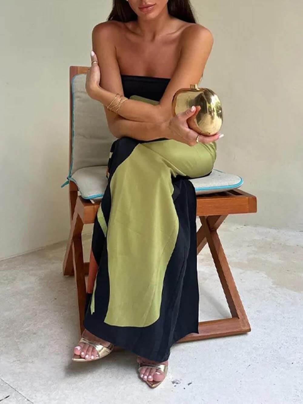 Off-Shoulder modisches kontrastreiches ärmelloses bedrucktes Maxikleid