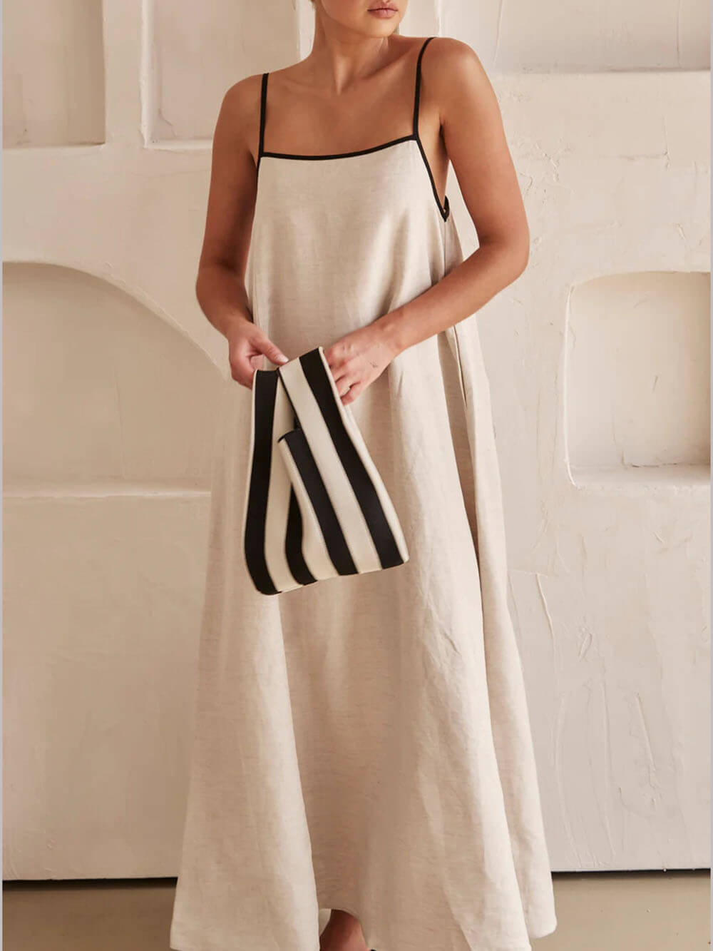 Sommerliches A-Linien-Kleid mit kontrastierenden Trägern