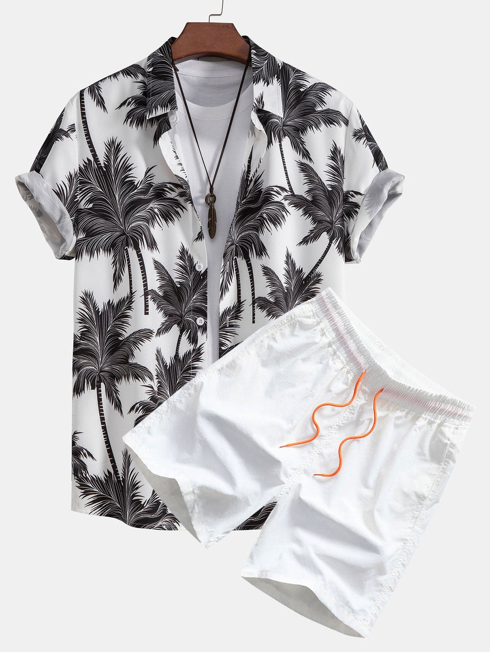 Hemd mit Palmenmuster und Badehose mit Knopfleiste
