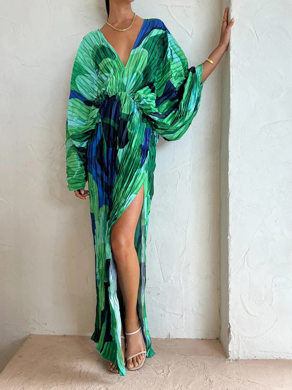 Langes Plissiertes Kleid mit Tropenprint, Kimonoärmeln und Schlitz