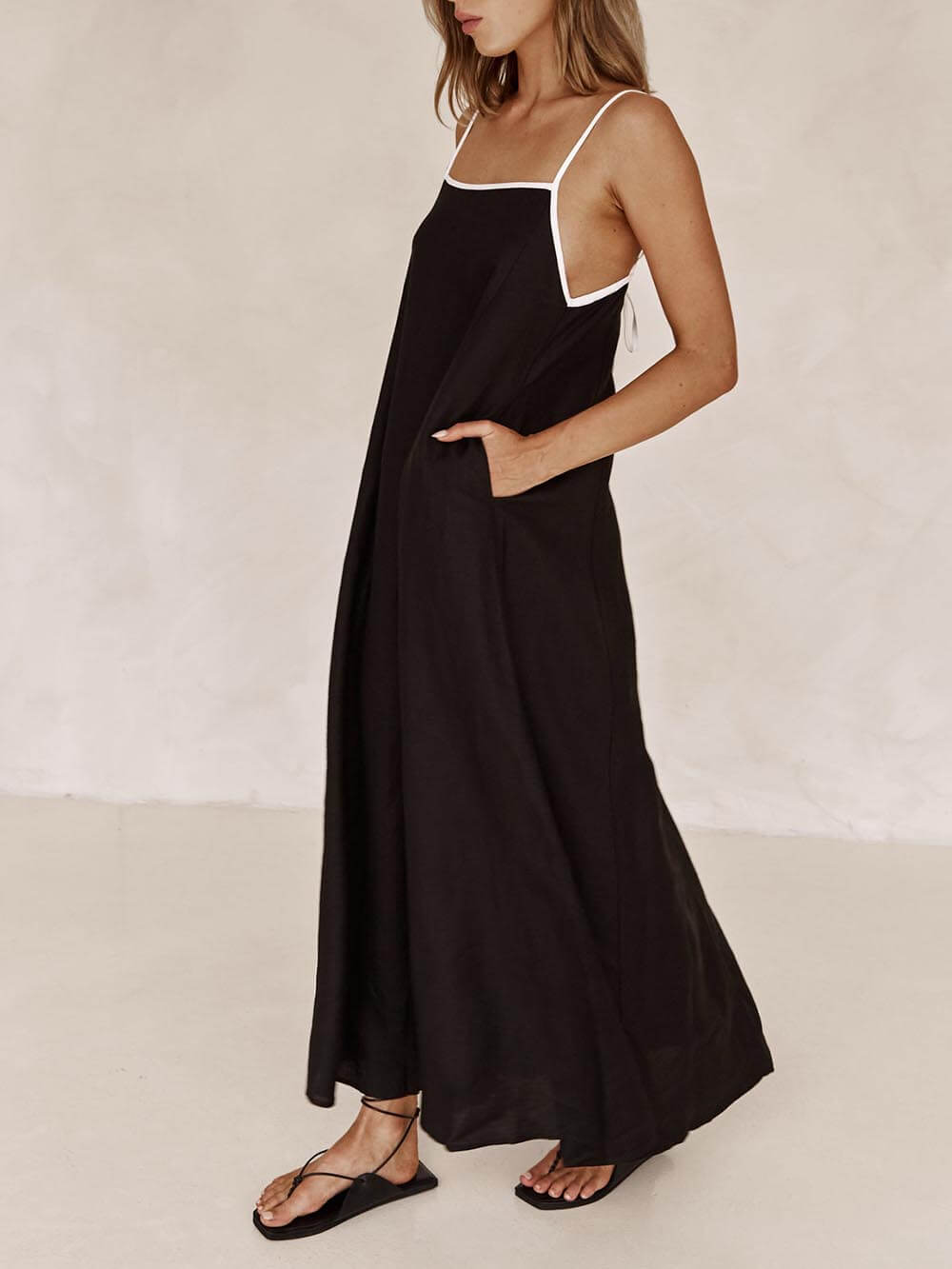 Sommerliches A-Linien-Kleid mit kontrastierenden Trägern