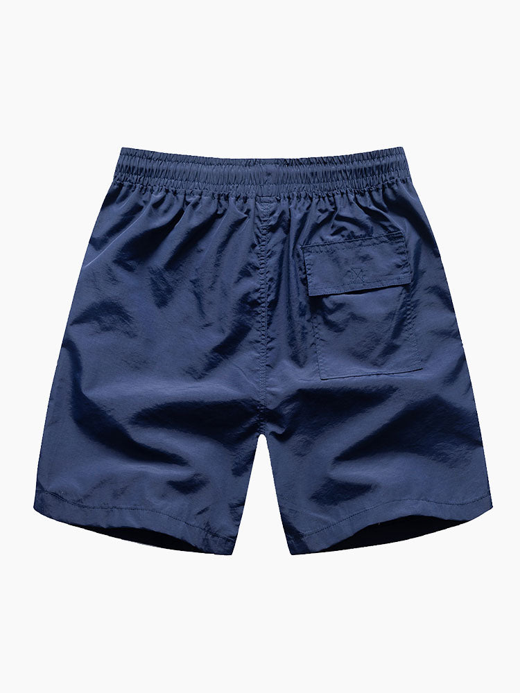 Hemd mit Pinselstrichmuster und Badehose mit Knopfleiste