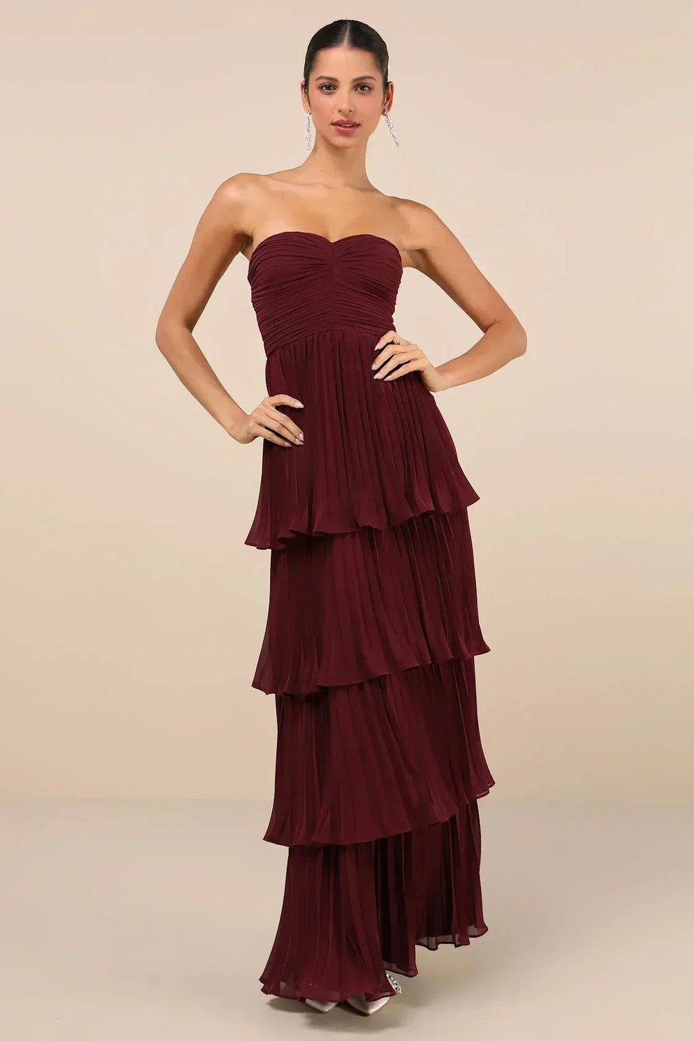 Ava | Schulterfreies, gestuftes Maxikleid