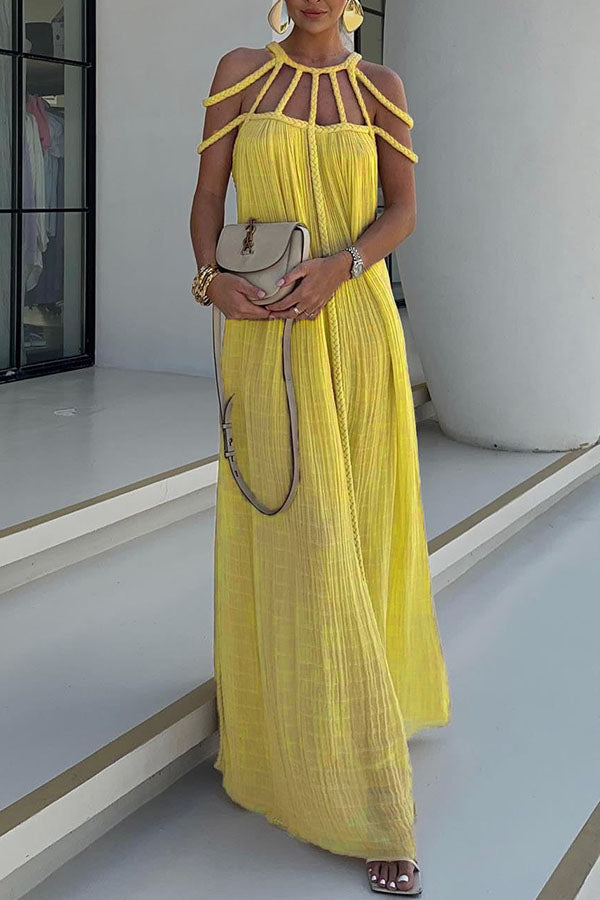 Langes Plissiertes Kleid mit Kordel-Details und kunstvollem Ausschnitt
