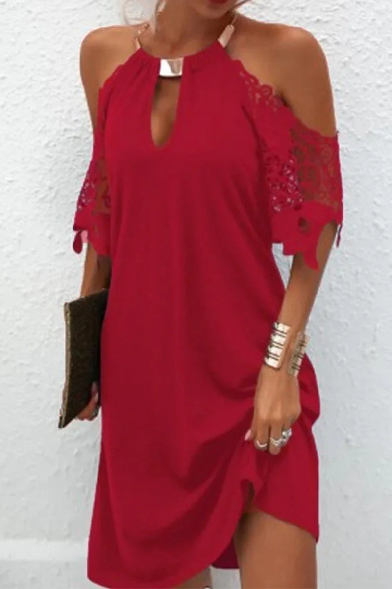 Naila | Elegantes einfarbiges Spitzenkleid mit metallischen Accessoires und Verzierungen, inklusive Taillengürtel