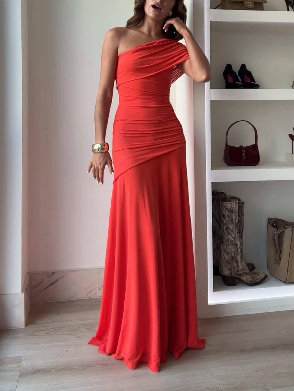 Elegantes langes Kleid mit schulterfreiem Design und Raffung, ideal für Veranstaltungen und Feiern