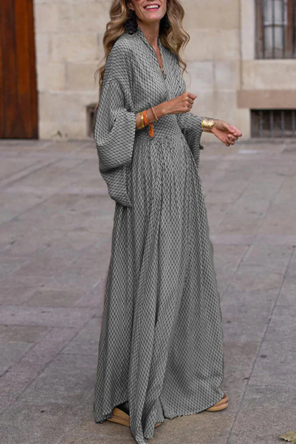 Gemma | Maxikleid mit langen Ärmeln, V-Ausschnitt und geometrischem Muster