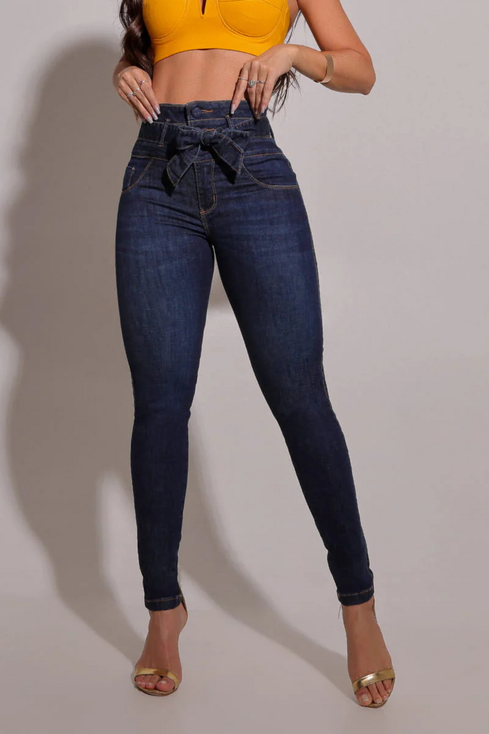Yara | Formende Jeans mit Gürtel