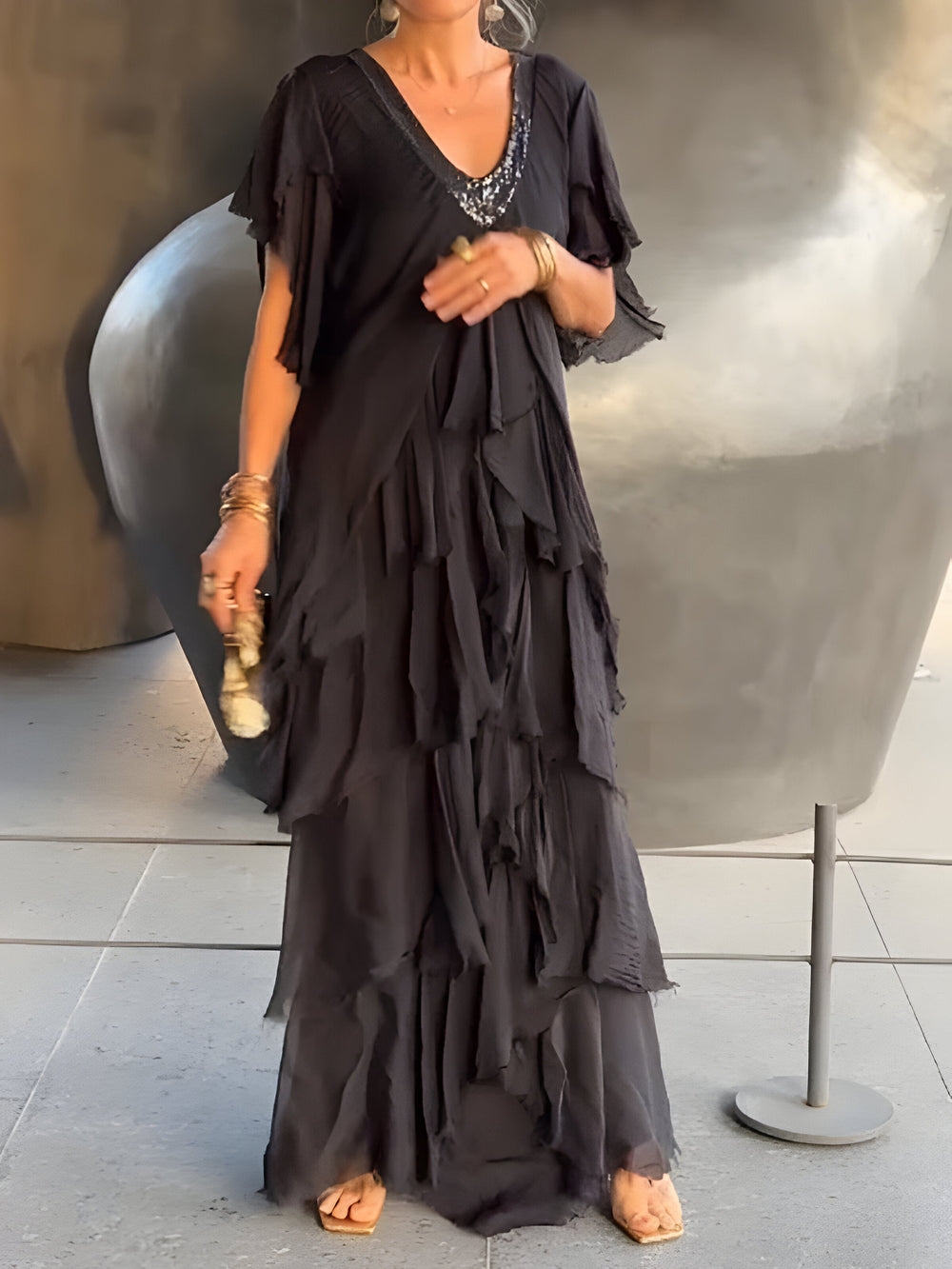 Elegantes plissiertes Kleid mit V-Ausschnitt, ideal für jeden Anlass