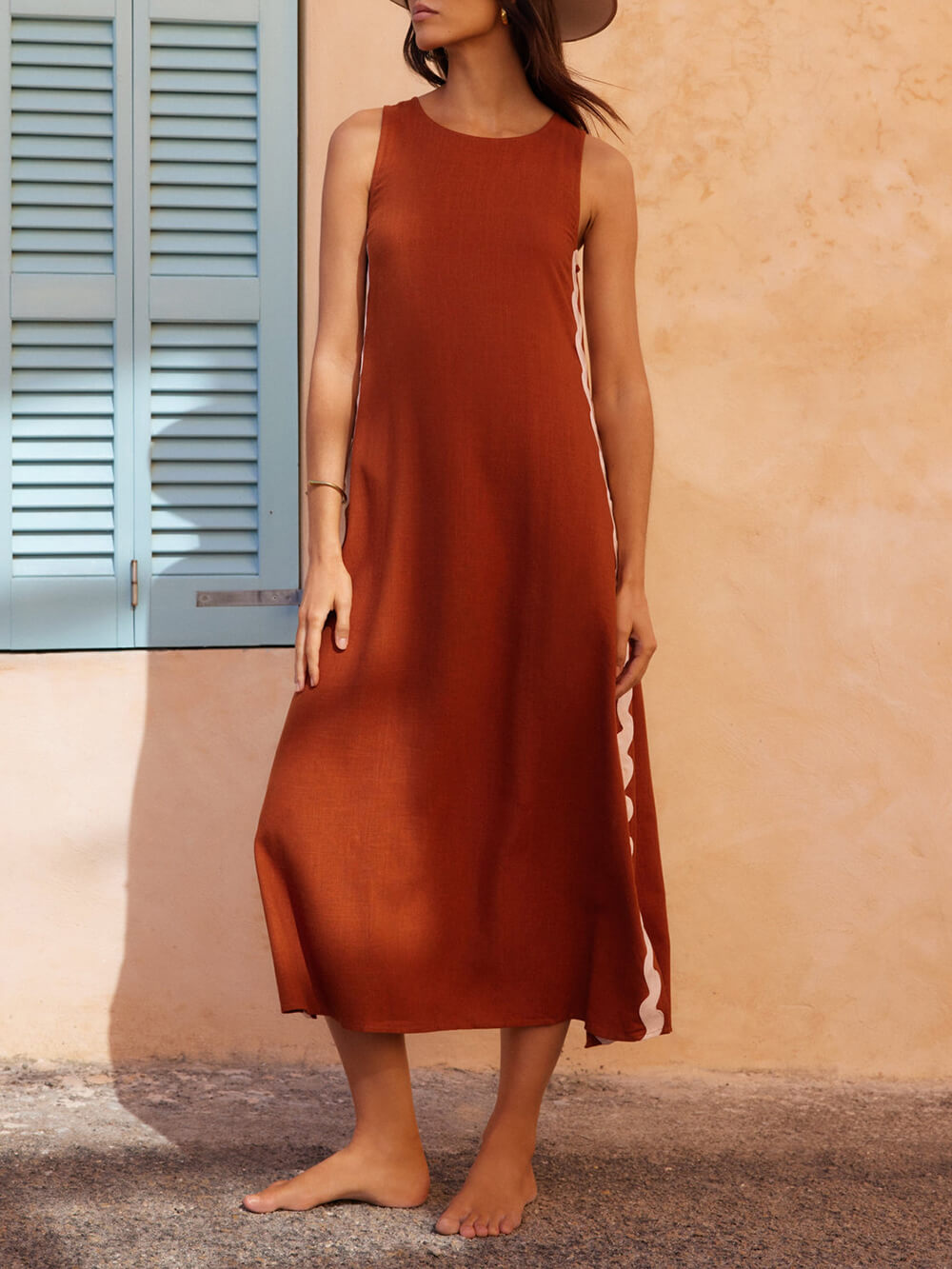 Gestreiftes, seitlich wellenverziertes Kleid mit seitlichem Schlitz und lockerem Schnitt