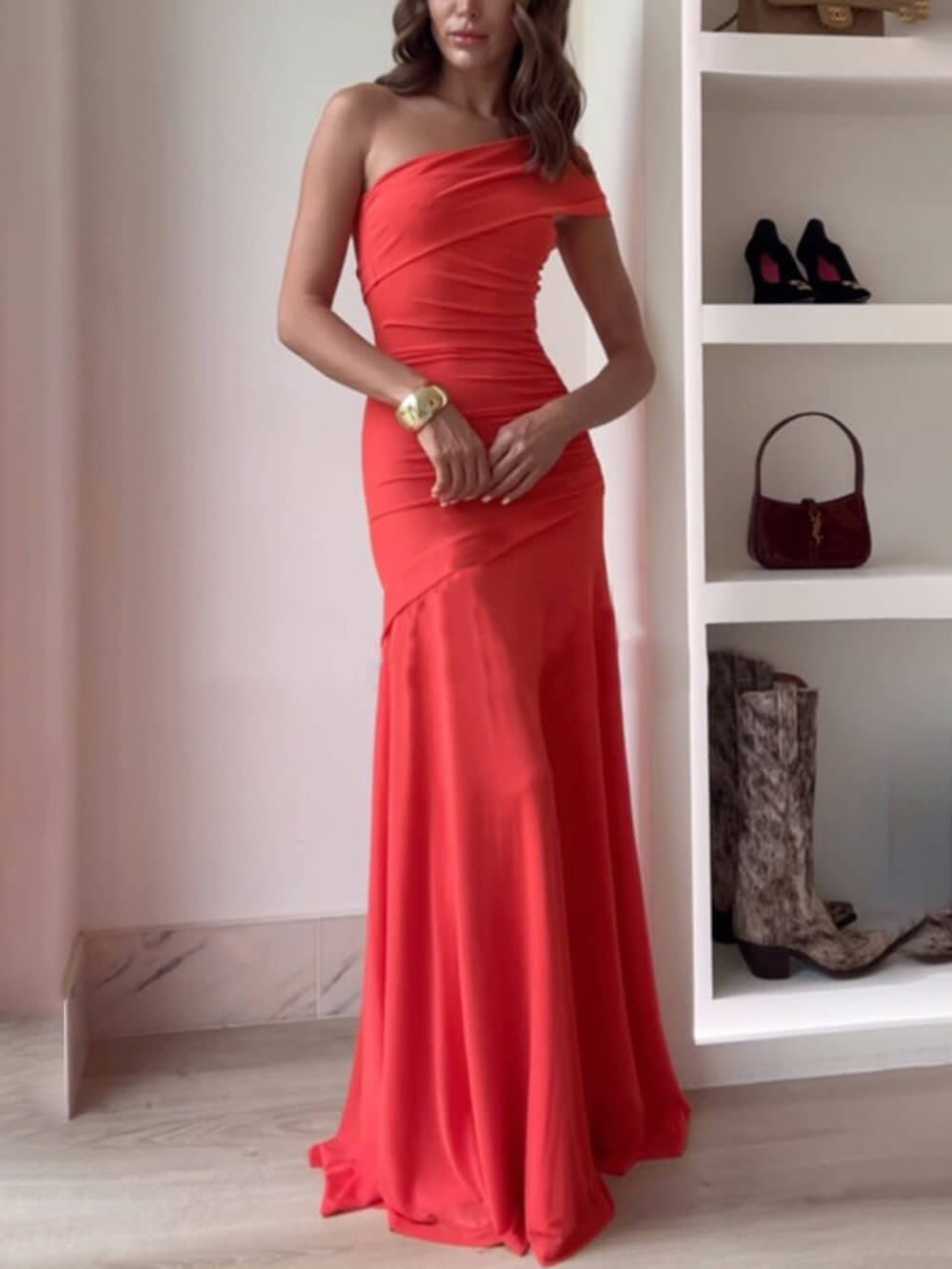 Elegantes langes Kleid mit schulterfreiem Design und Raffung, ideal für Veranstaltungen und Feiern