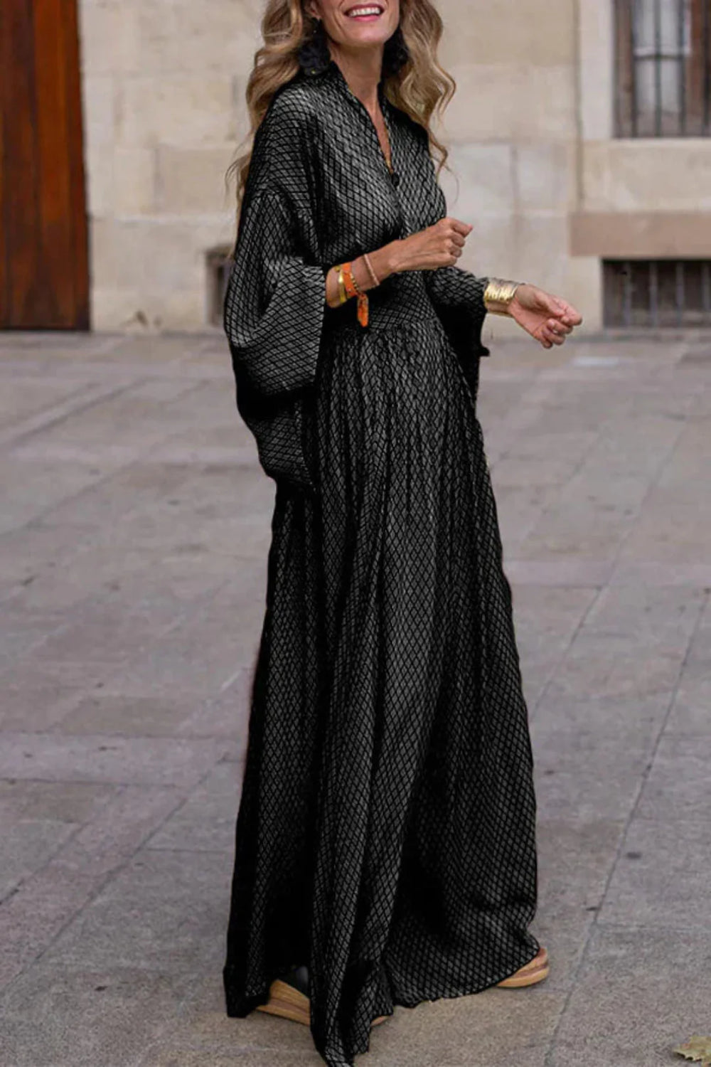 Gemma | Maxikleid mit langen Ärmeln, V-Ausschnitt und geometrischem Muster