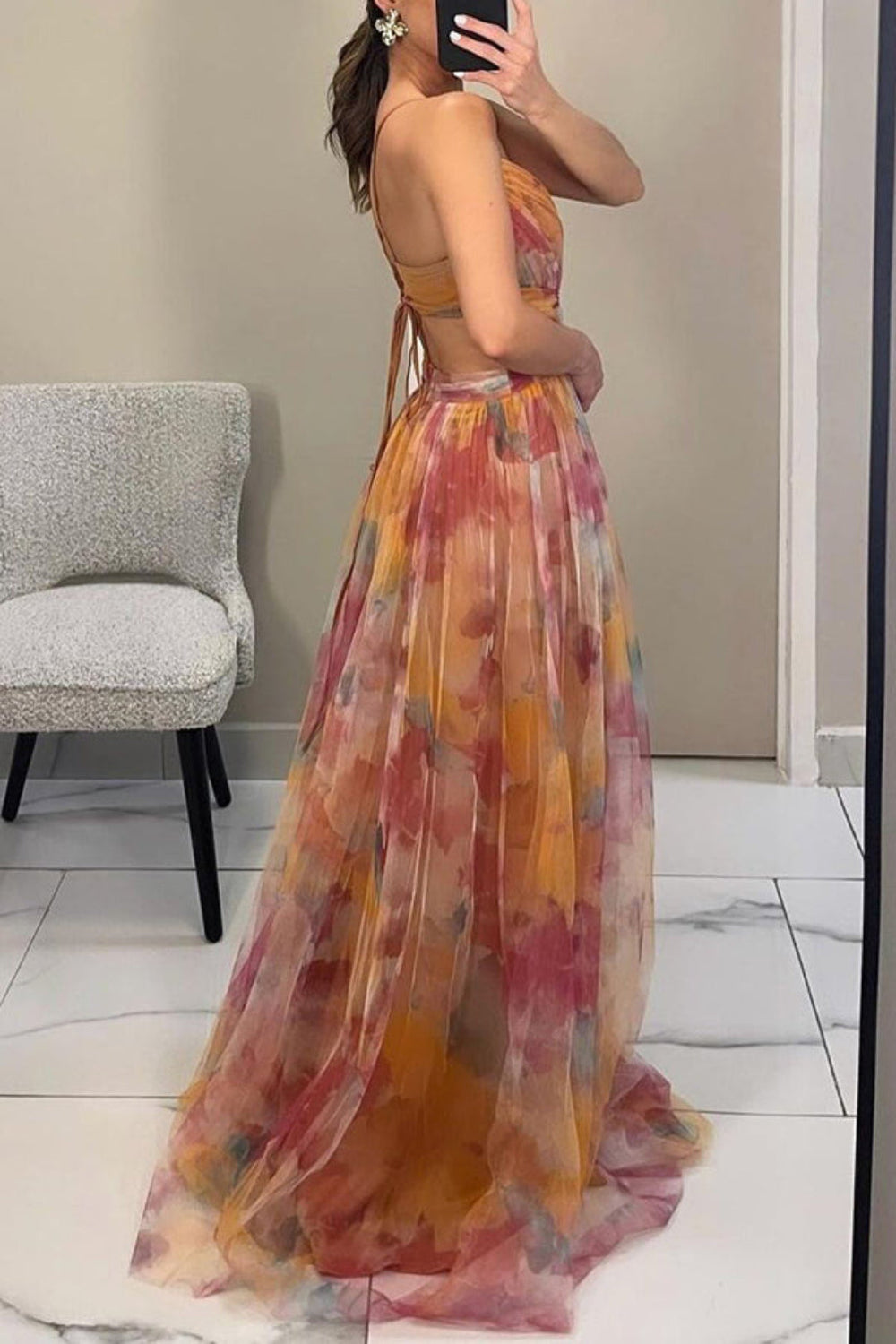 Elegantes langes Kleid mit Muster und verstellbaren Details für einen raffinierten Look