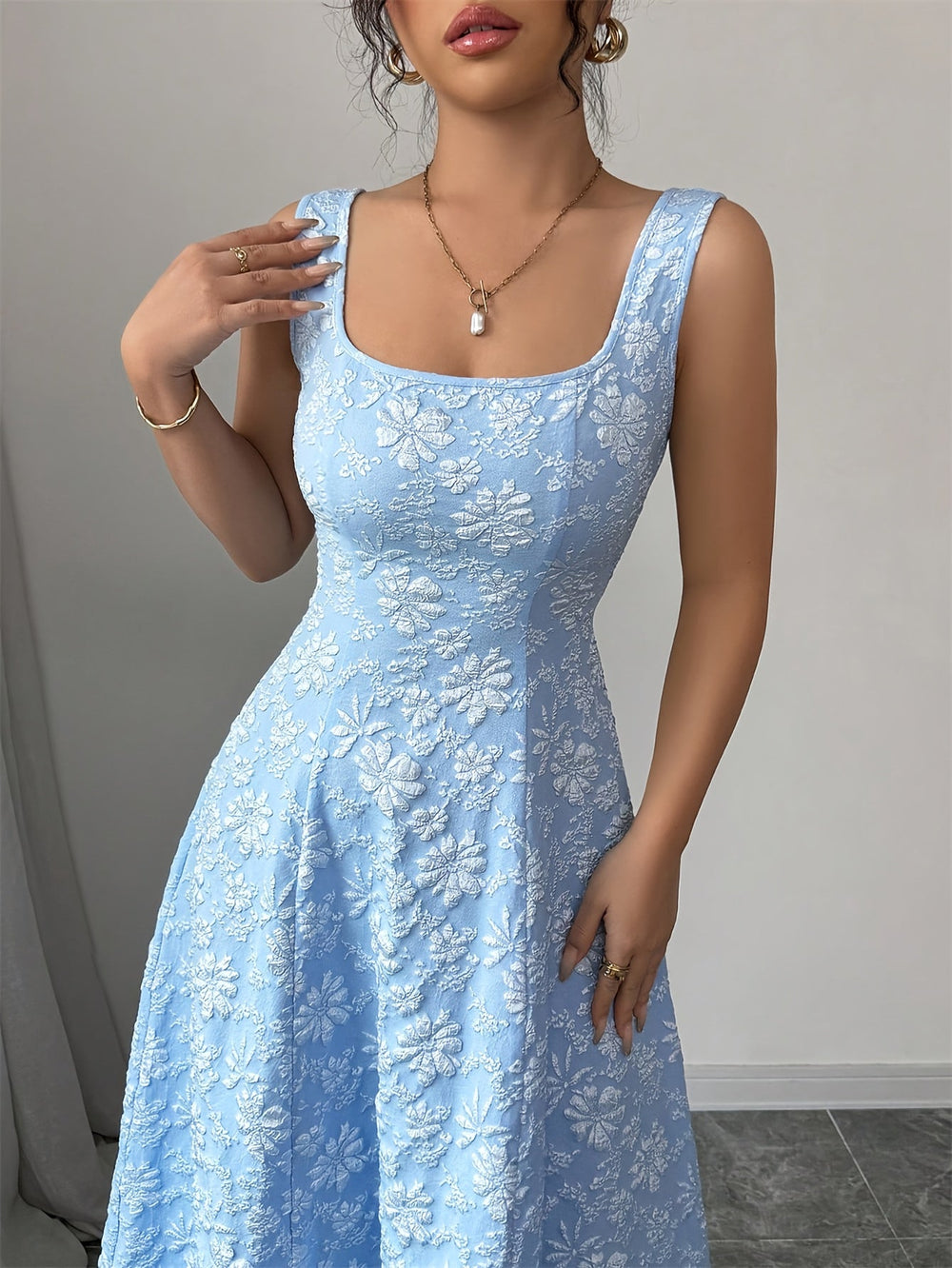 Elowen Bloom | Kleid mit eckigem Ausschnitt