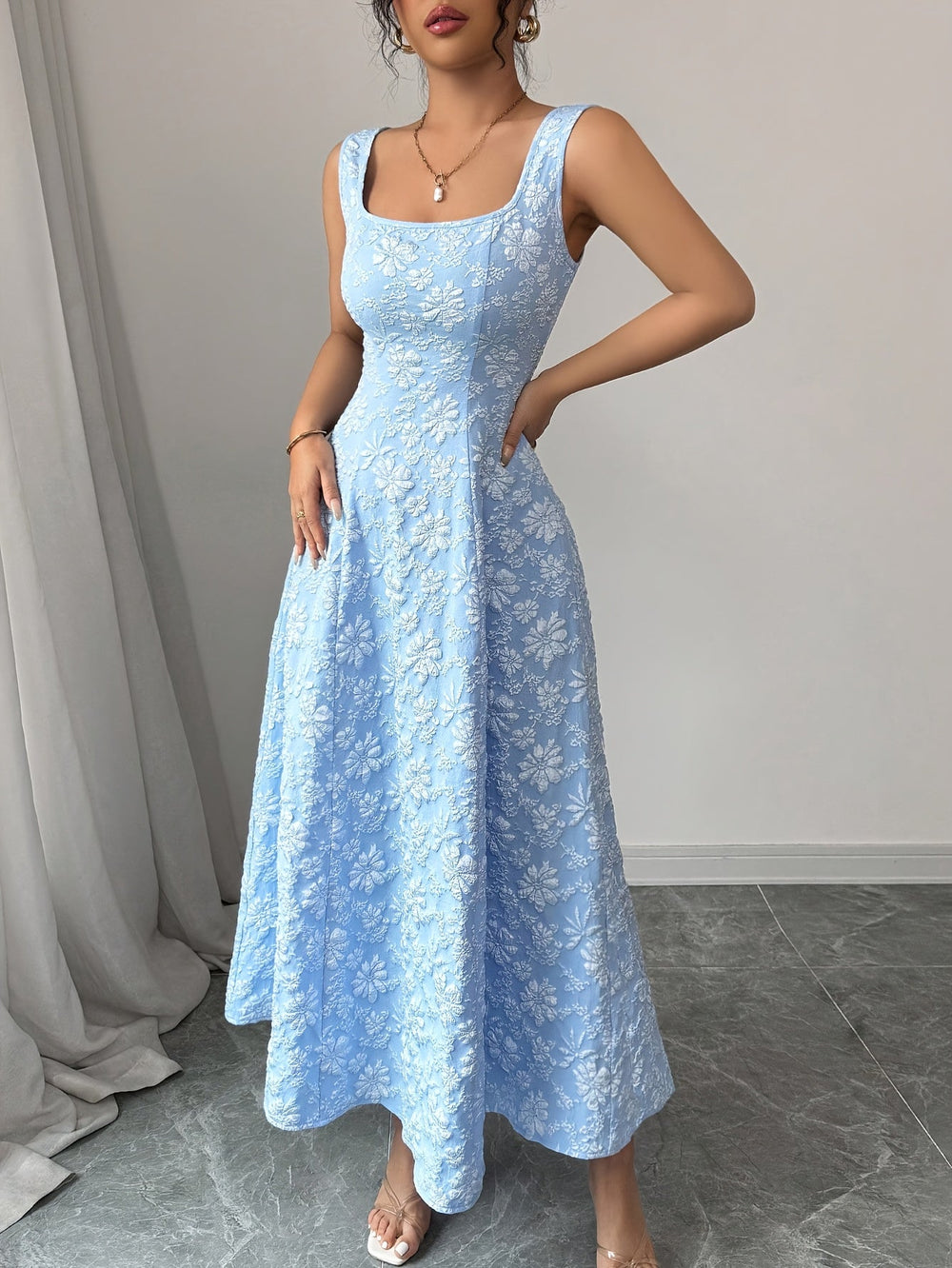 Elowen Bloom | Kleid mit eckigem Ausschnitt