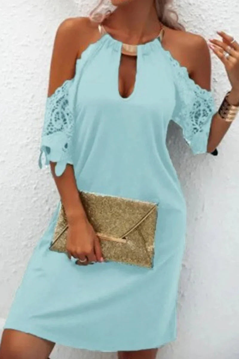 Naila | Elegantes einfarbiges Spitzenkleid mit metallischen Accessoires und Verzierungen, inklusive Taillengürtel