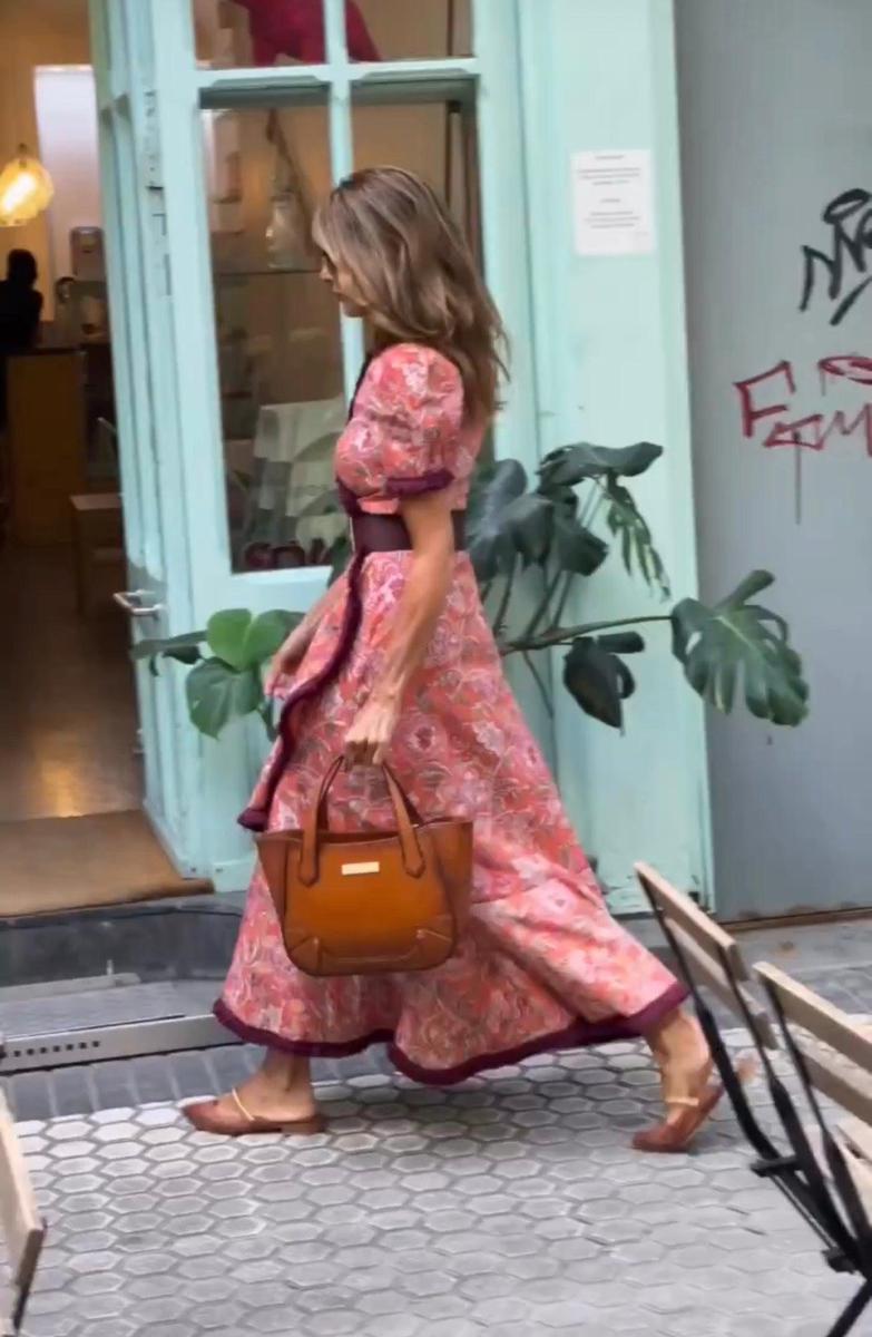 Elegantes langes Kleid mit kurzen Puffärmeln und asymmetrischem Rock