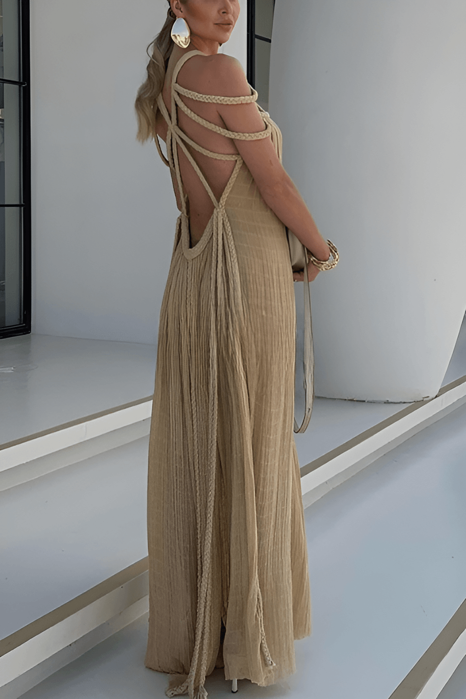Langes Plissiertes Kleid mit Kordel-Details und kunstvollem Ausschnitt