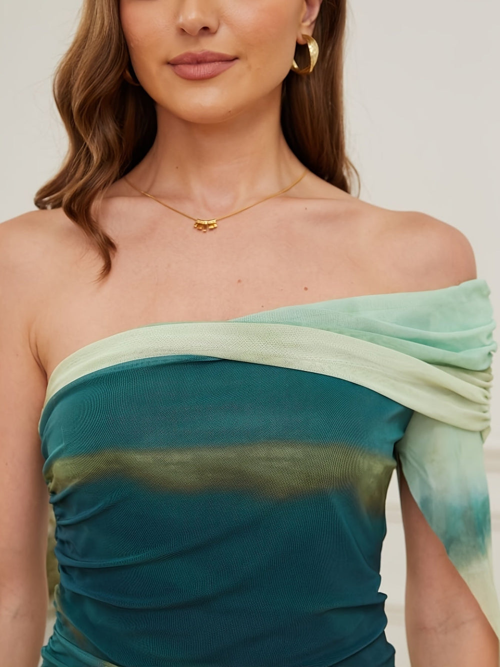 Aurelia | Schulterfreies Kleid mit Rüschen und Mesh