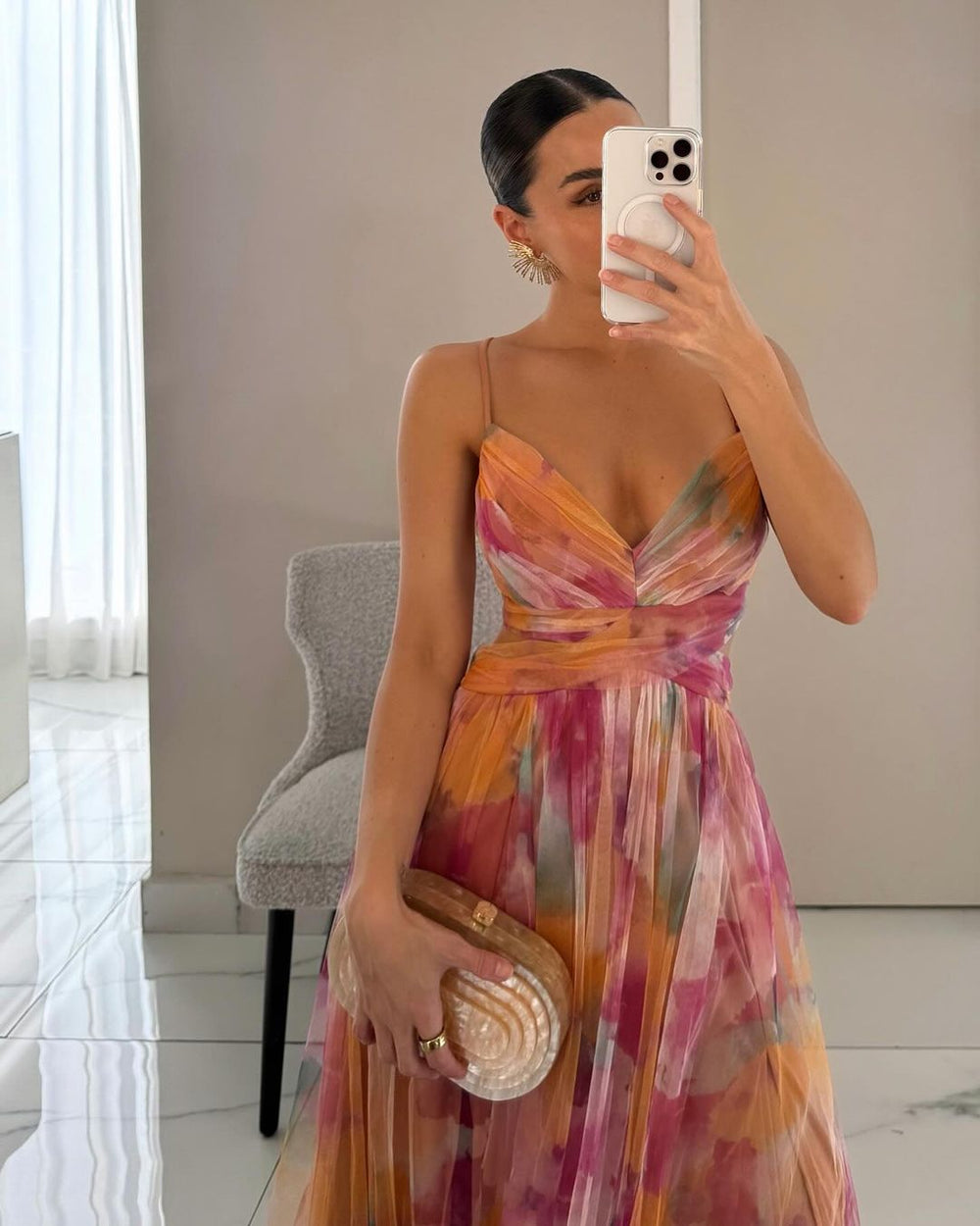 Elegantes langes Kleid mit Muster und verstellbaren Details für einen raffinierten Look