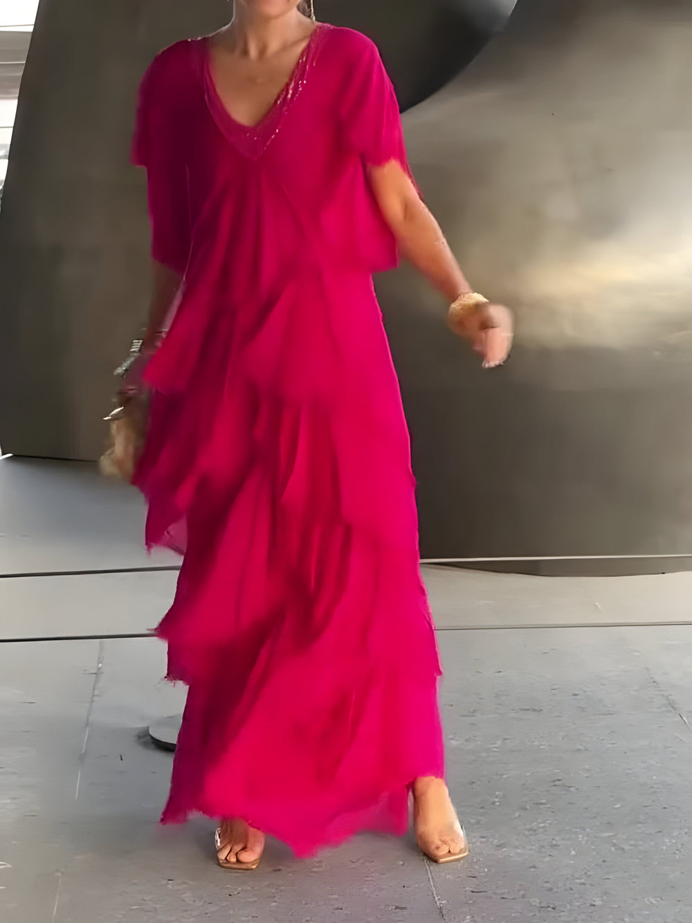 Elegantes plissiertes Kleid mit V-Ausschnitt, ideal für jeden Anlass