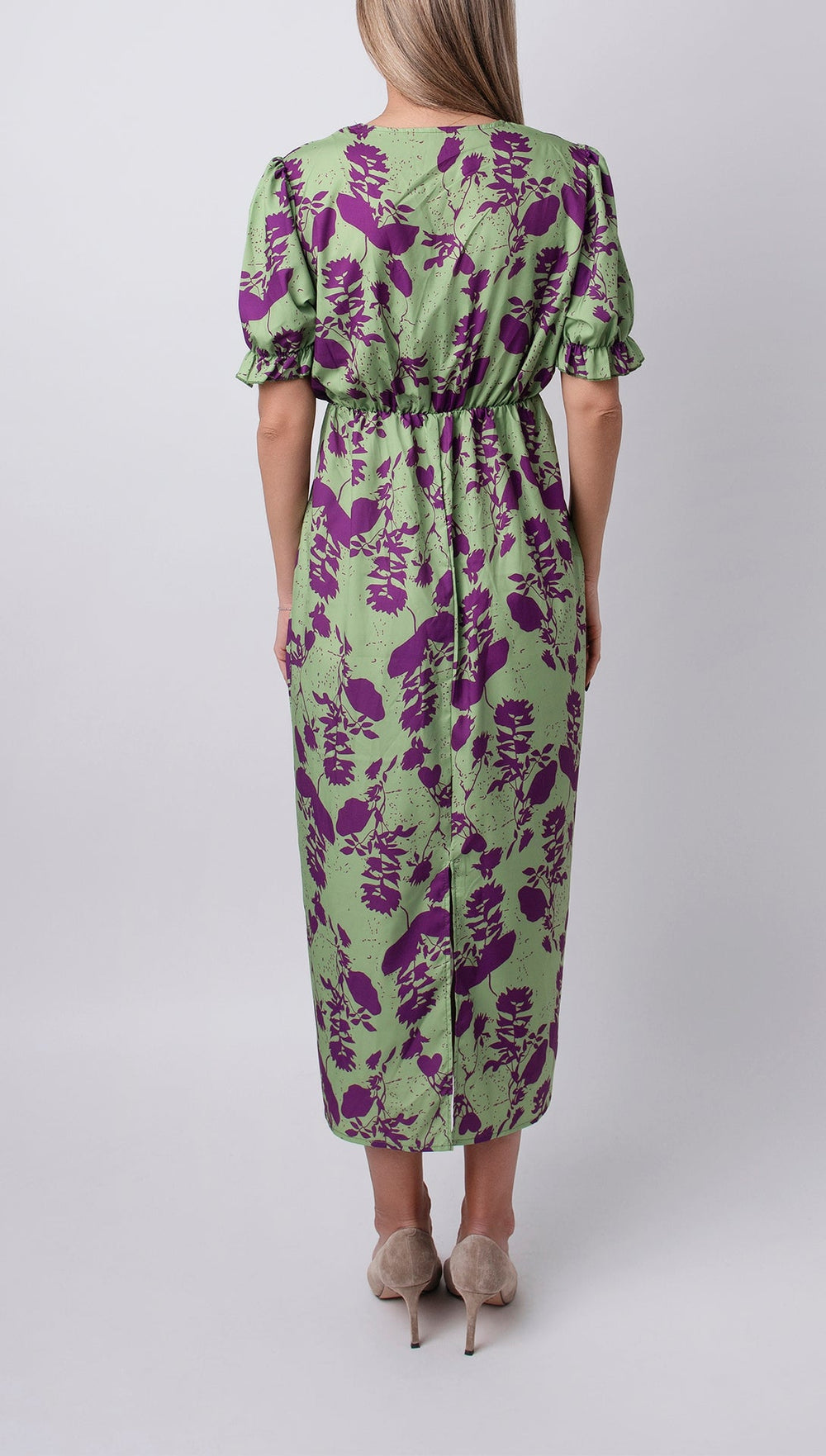 Carina | Langes Damenkleid mit Blumenmuster, V-Ausschnitt und kurzen Ärmeln | Eleganz und Komfort