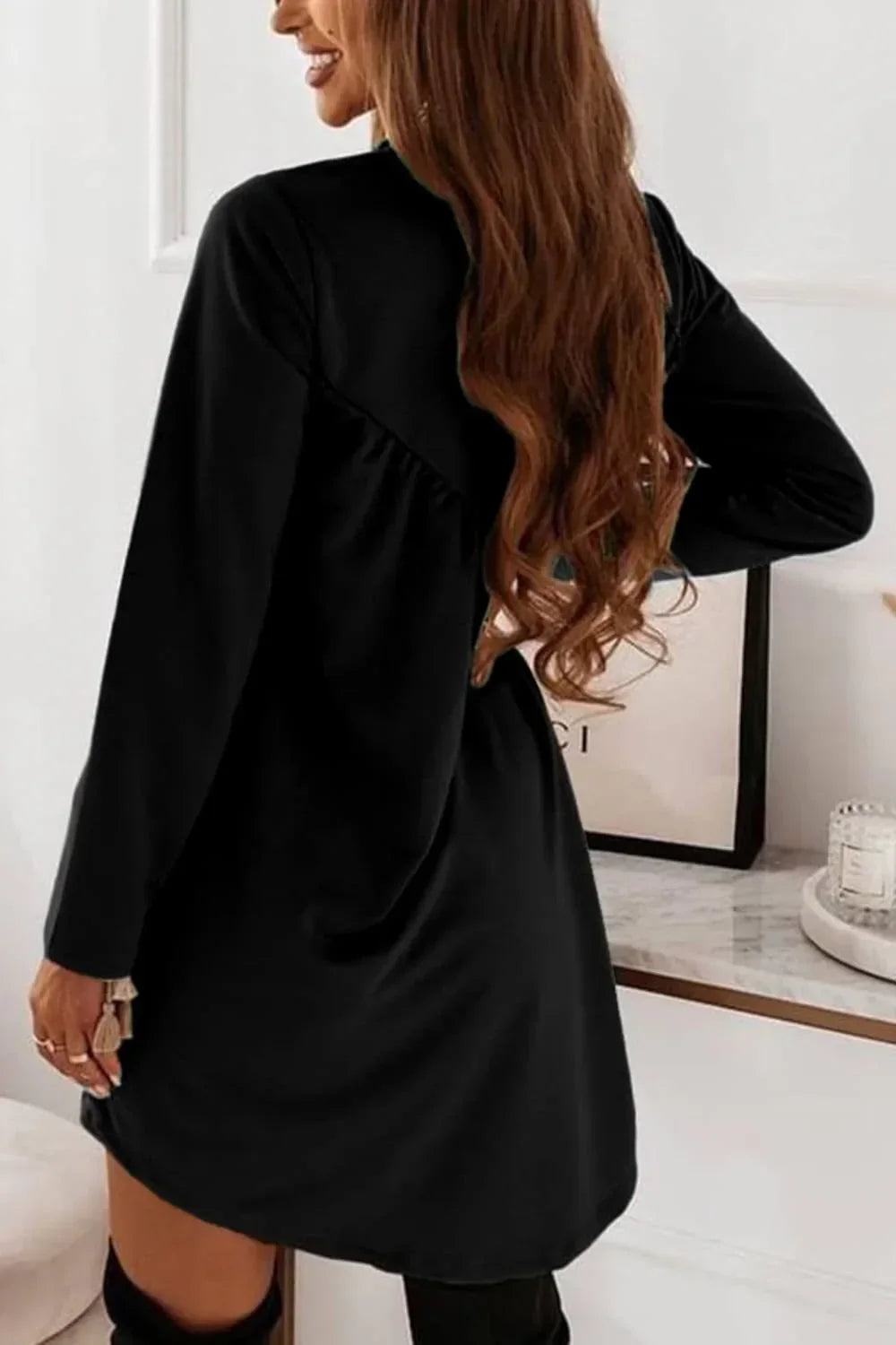 Carla | Langärmeliges O-Ausschnitt Minikleid in Uni-Farbe