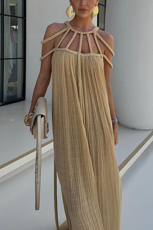 Langes Plissiertes Kleid mit Kordel-Details und kunstvollem Ausschnitt