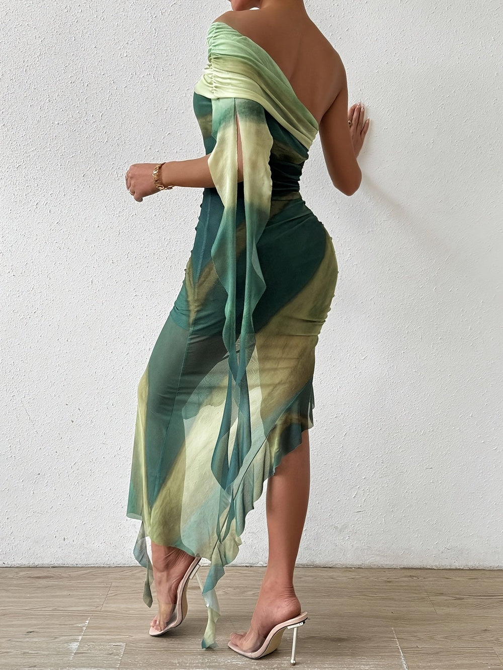Sophia | Schulterfreies Kleid mit asymmetrischem Saum