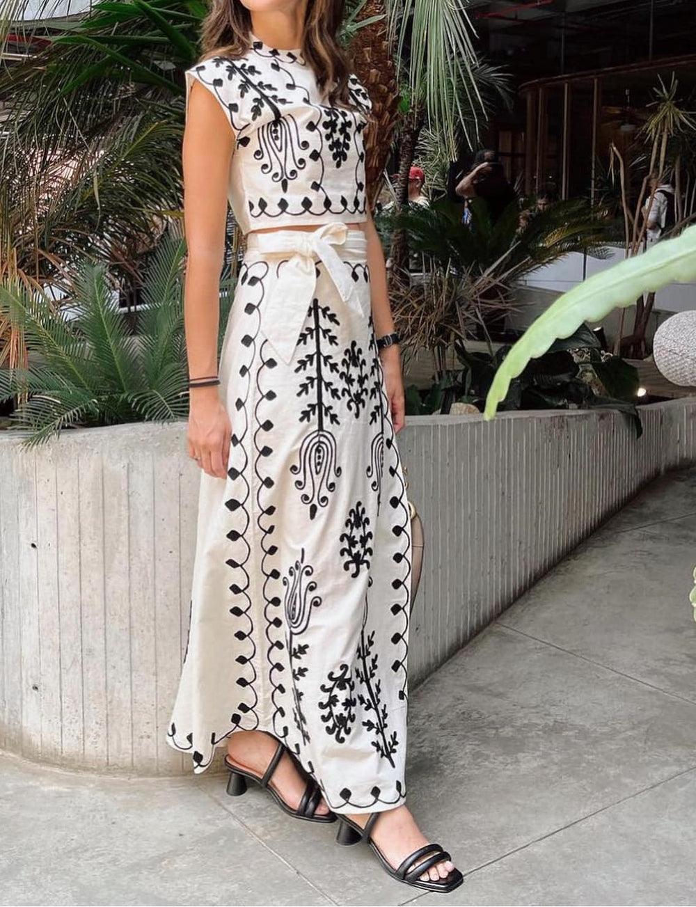 Set aus kurzem Top und Wickelrock mit besticktem Ethno-Print