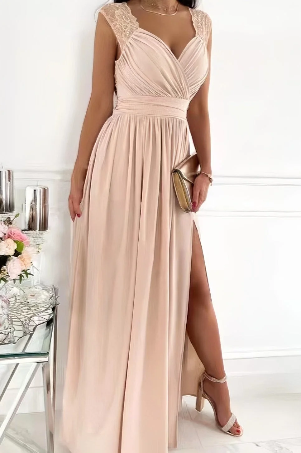 Malena | Ärmelloses Spitzenkleid mit Schlitz am Saum und Rückenausschnitt
