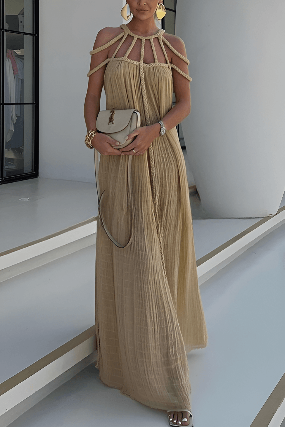 Langes Plissiertes Kleid mit Kordel-Details und kunstvollem Ausschnitt
