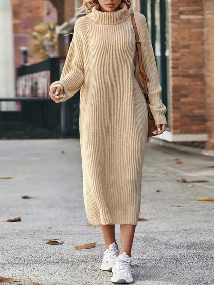 Elegantes langes Kleid mit geradem Schnitt und hohem Kragen