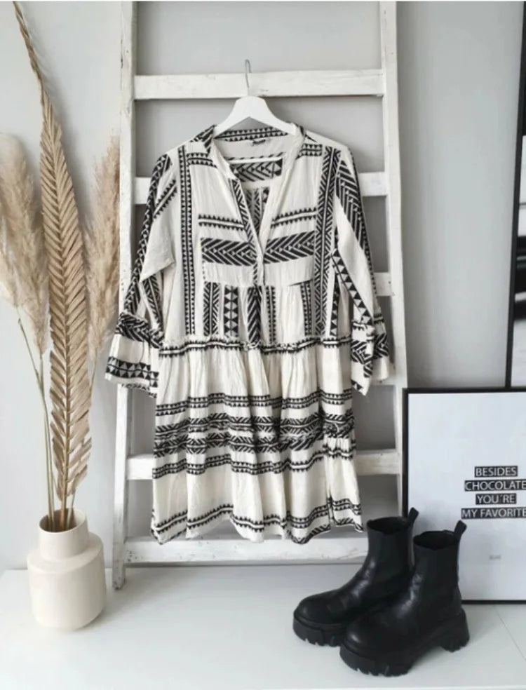 Lucienne | Swing-Kleid mit geometrischem V-Ausschnitt-Muster