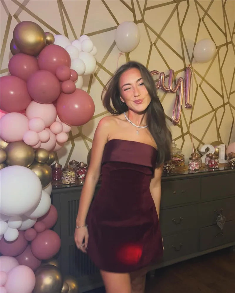 Feminova | Schulterfreies Minikleid
