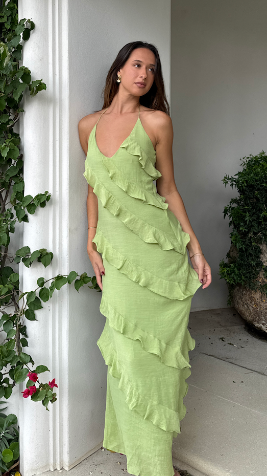 Modernes, leichtes langes Kleid mit feiner Kordel am Ausschnitt und diagonalen Volants