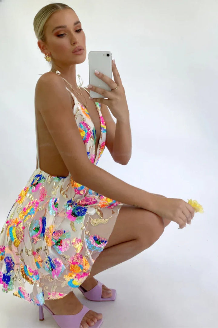 Zephyr | Rückenfreies Pailletten-Minikleid mit floralem Trägerdesign