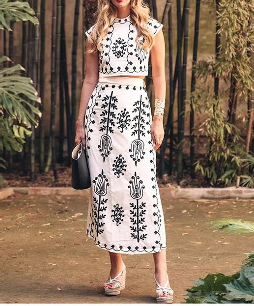 Set aus kurzem Top und Wickelrock mit besticktem Ethno-Print