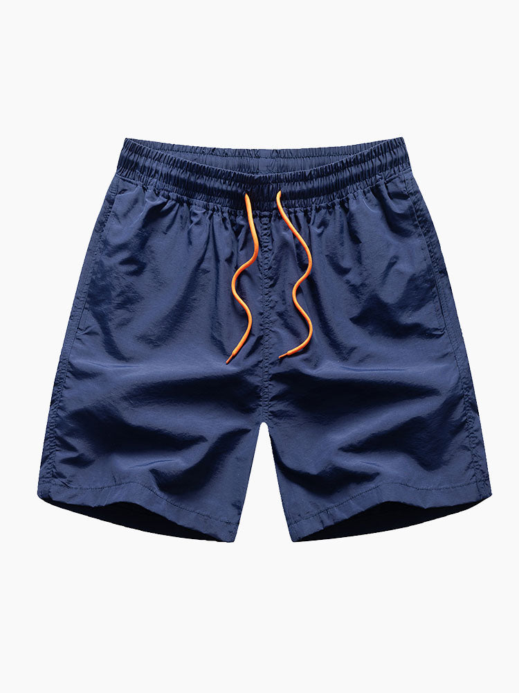 Hemd mit Palmenmuster und Badehose mit Knopfleiste