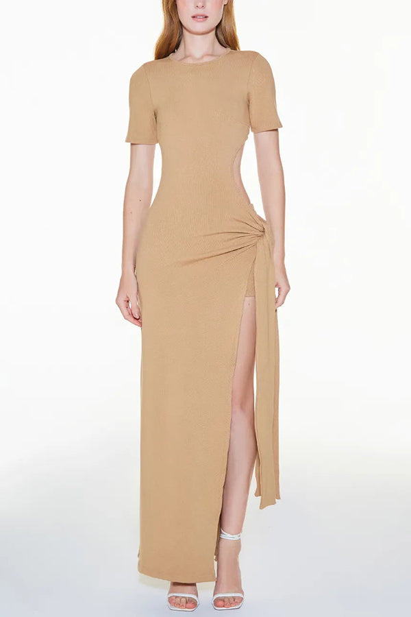Langes Kleid mit Schlitz und seitlicher Schleife