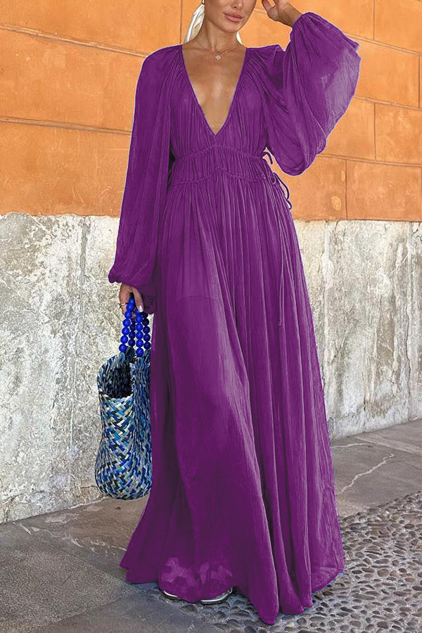 Langes blaues Kleid mit Puffärmeln und geraffter Taille