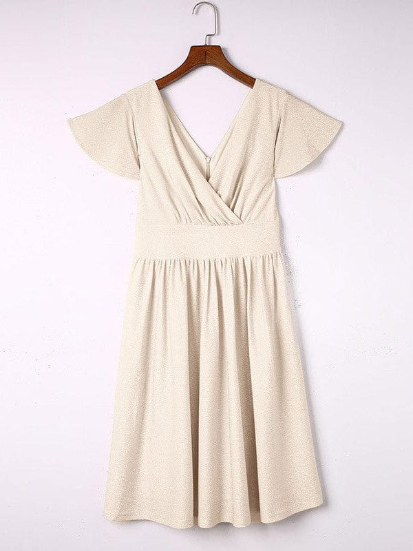 Elegantes Kleid mit V-Ausschnitt, Falten und Volantdetails für einen raffinierten Look
