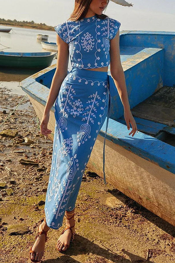 Set aus kurzem Top und Wickelrock mit besticktem Ethno-Print
