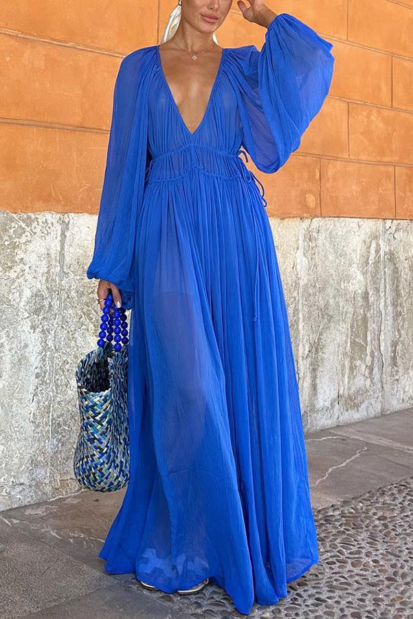Langes blaues Kleid mit Puffärmeln und geraffter Taille