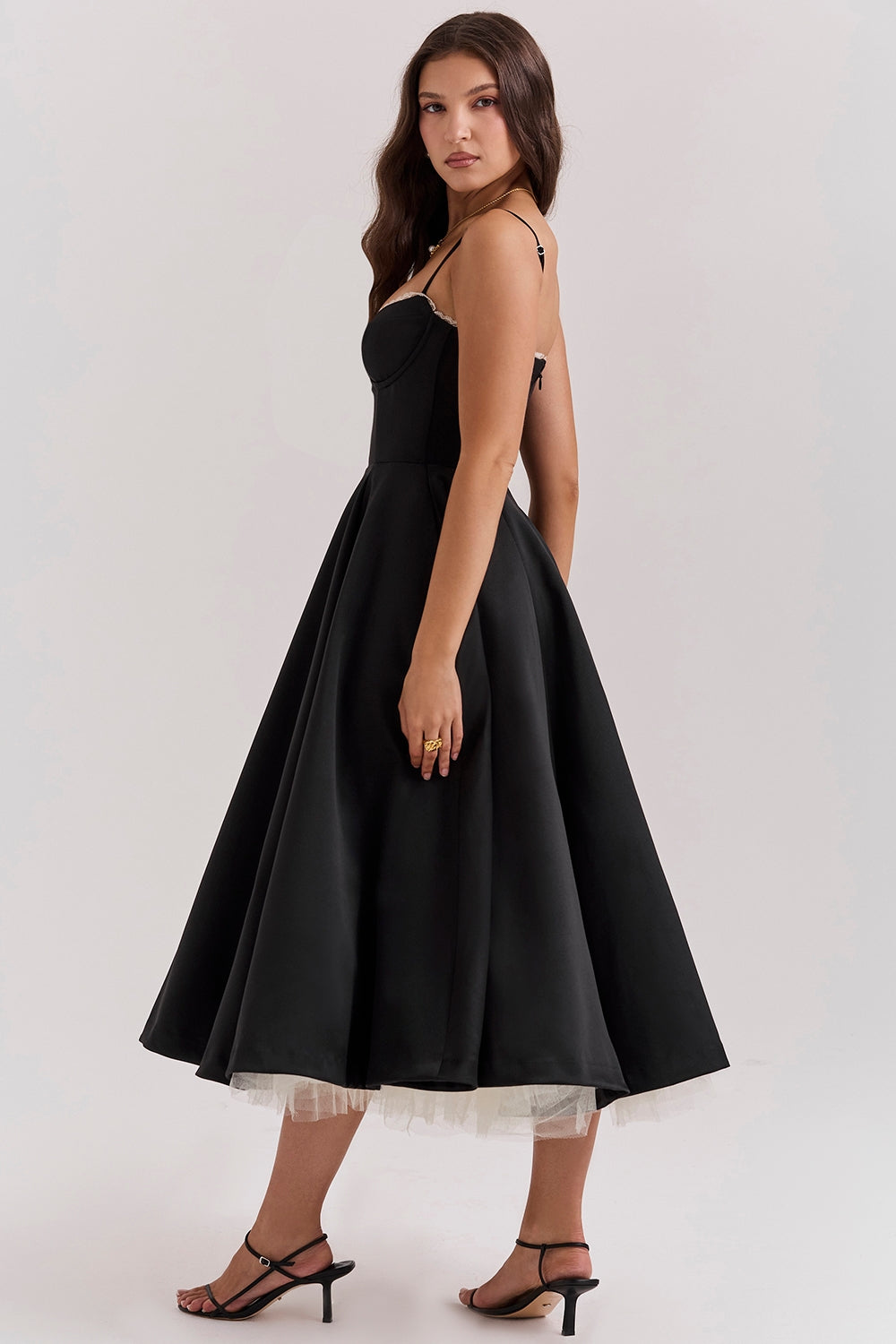 Zendaya | Zeitloses Midikleid