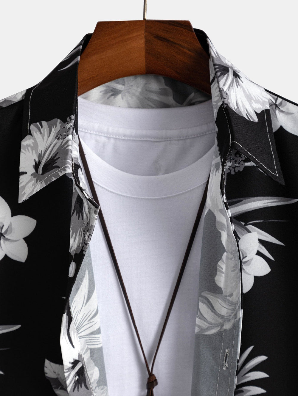 Hemd mit tropischem Blumenmuster und Badehose mit Knopfleiste