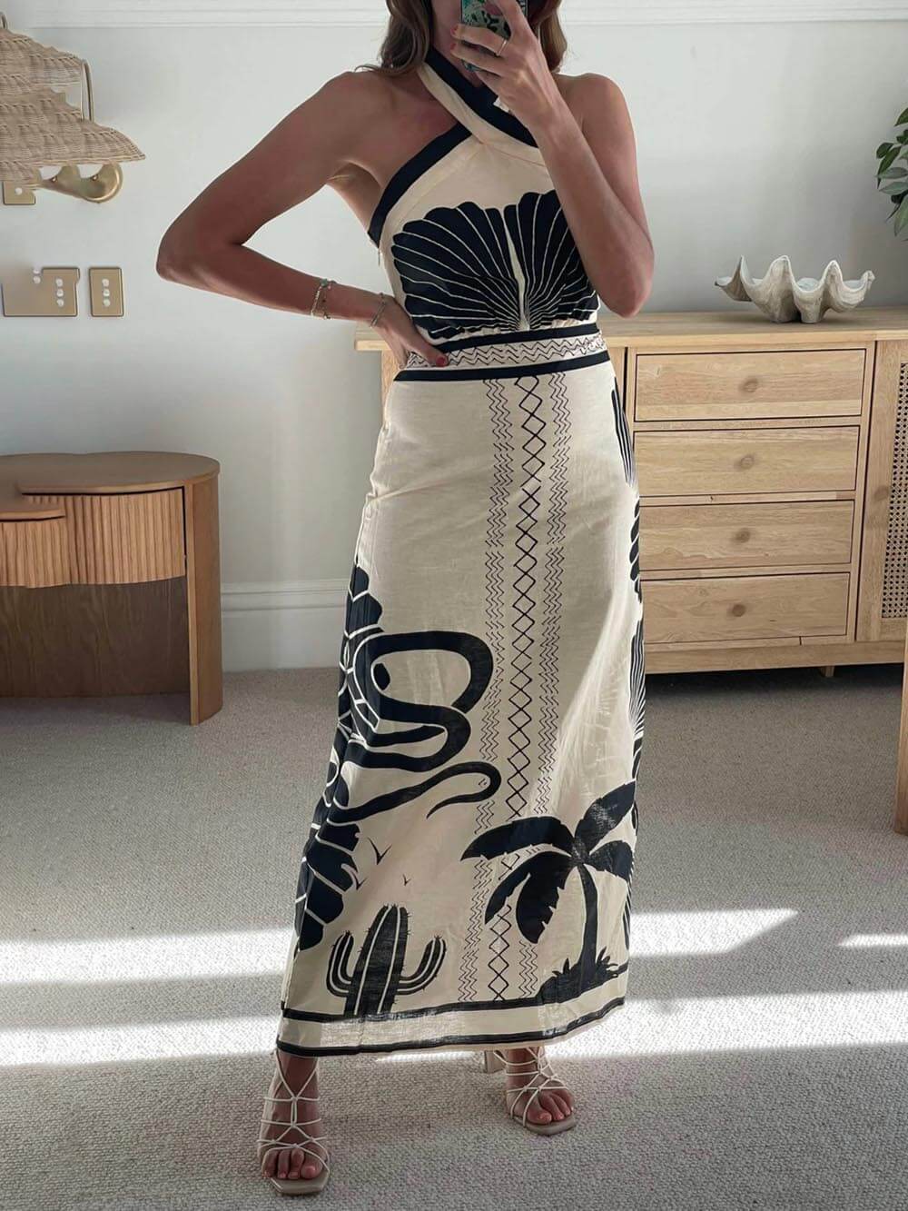 Elegantes und sexy Maxikleid mit ethnischem Print, schmaler Passform und Halterneck