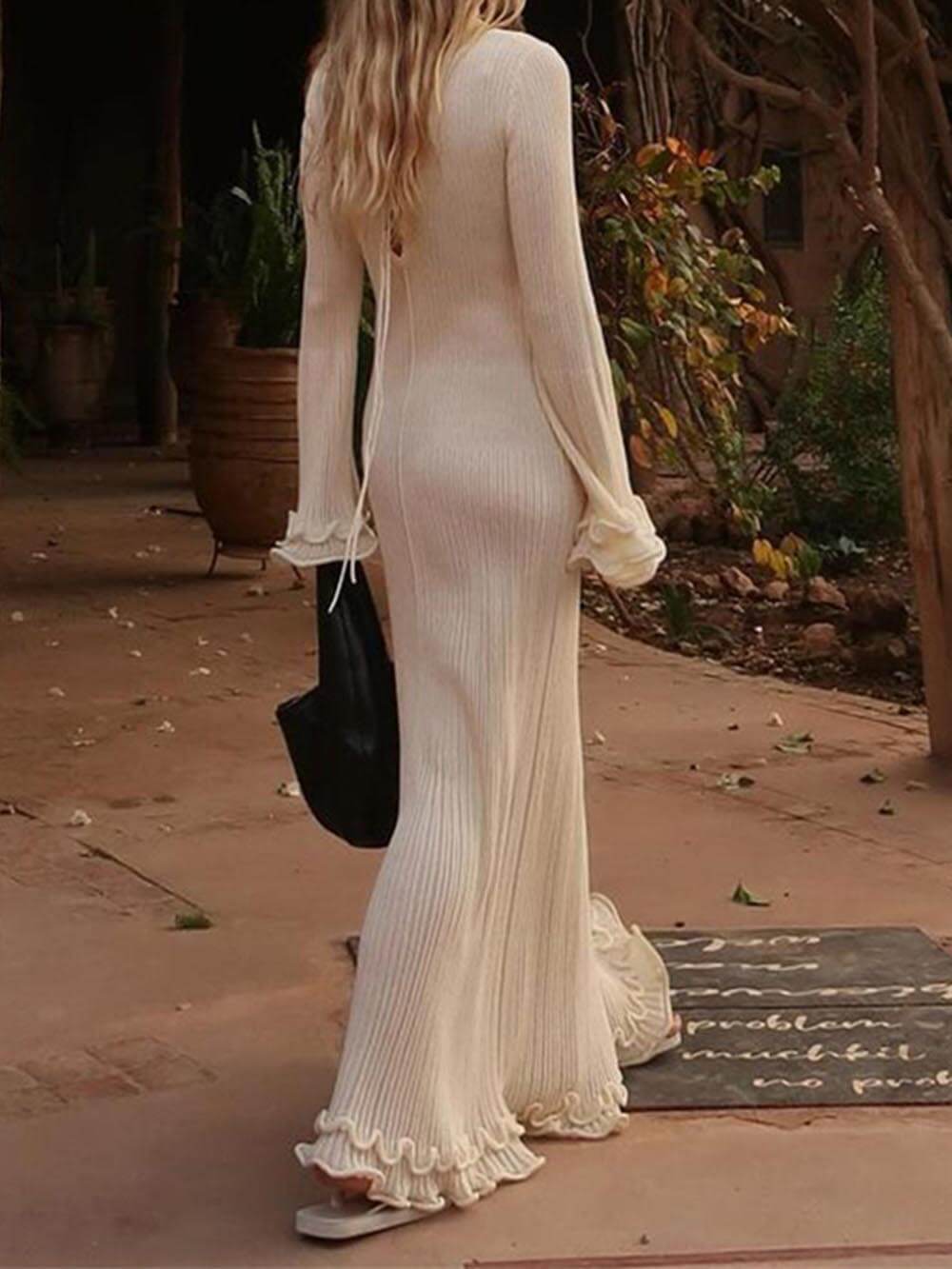 Elegantes Maxikleid mit Trompetenärmeln, umgeschlagenem Saum und Rundhalsausschnitt aus Strick