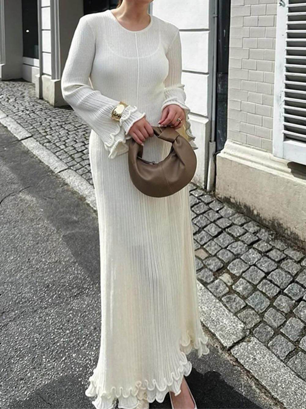 Elegantes Maxikleid mit Trompetenärmeln, umgeschlagenem Saum und Rundhalsausschnitt aus Strick