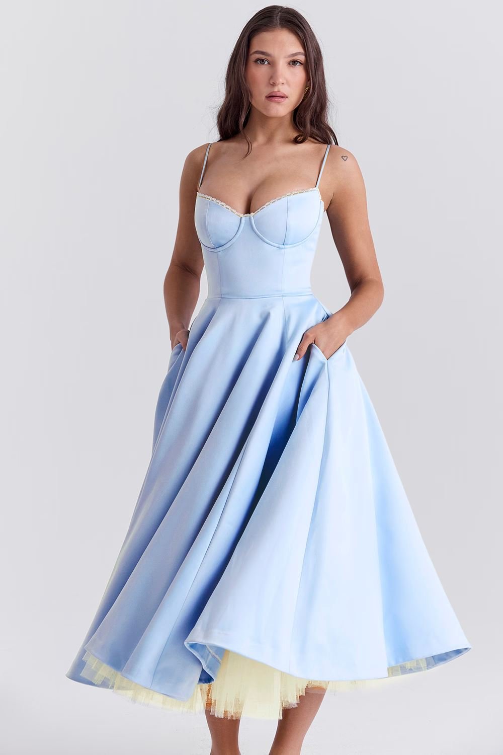 Oona | ELEGANTES MIDIKLEID MIT TRÄGERN